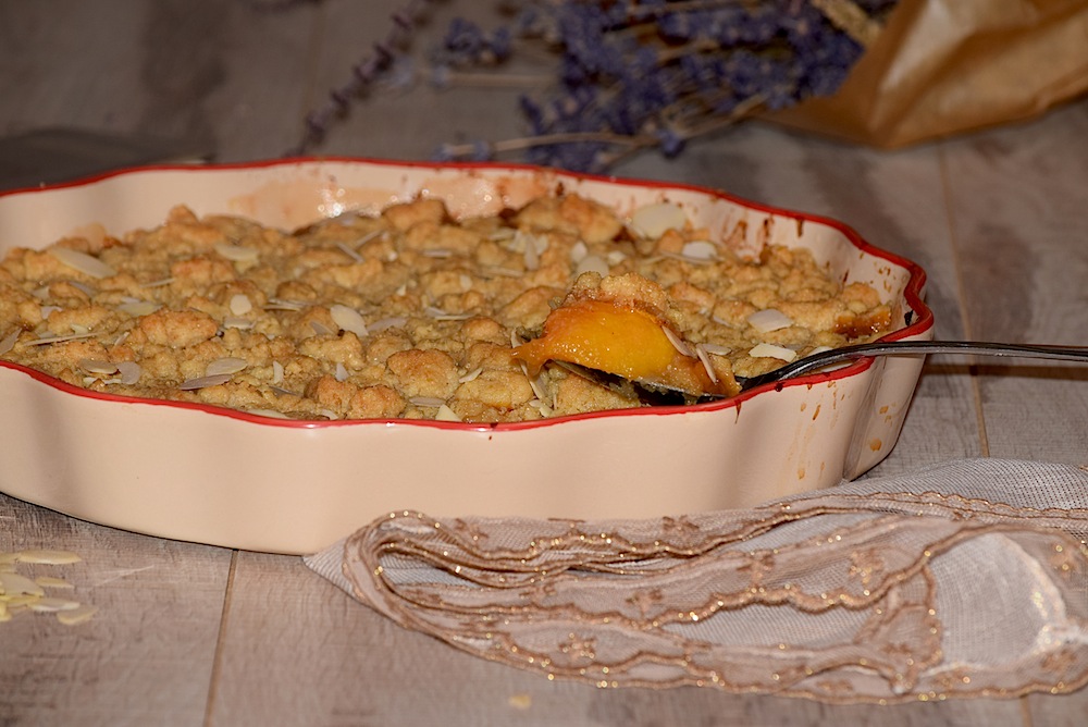 Crumble cu piersici