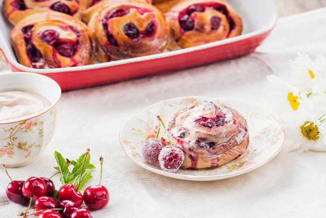 Cinnabons rolls cu cirese si glazura cu scortisoara