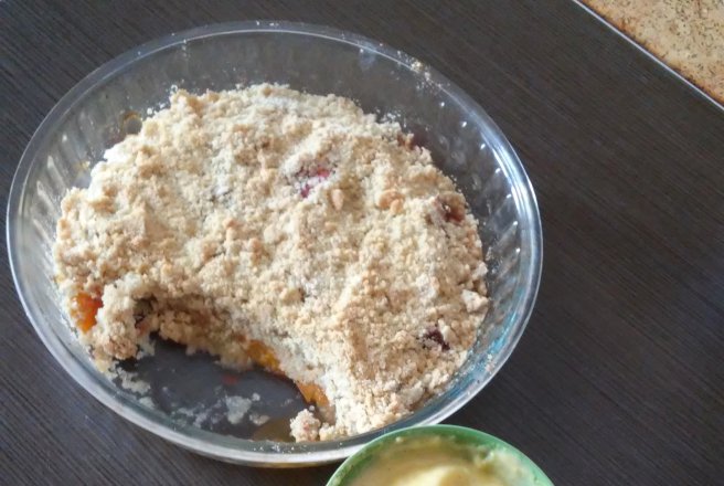 Crumble cu piersici si caise