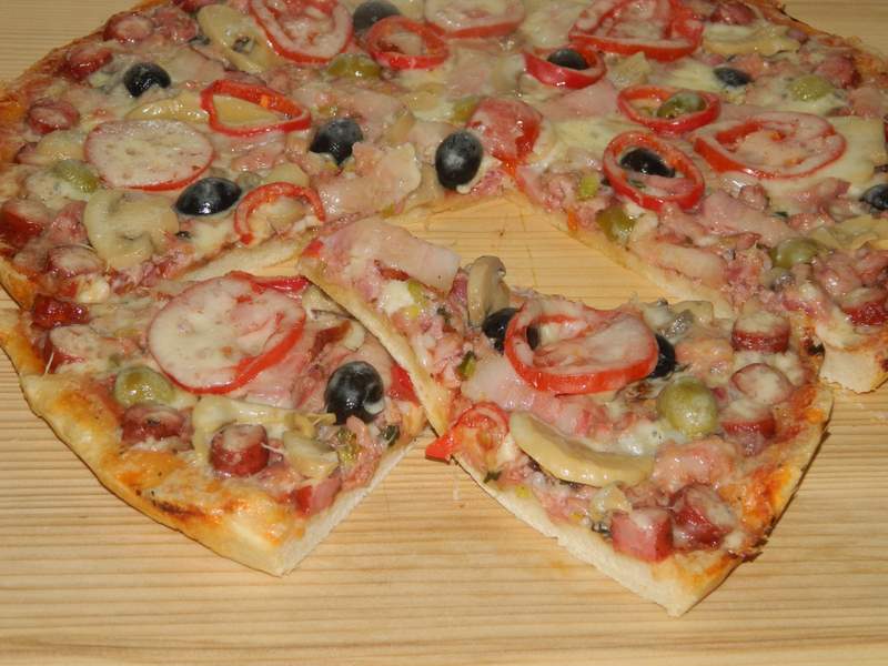 Pizza cu carne de porc si ciolan