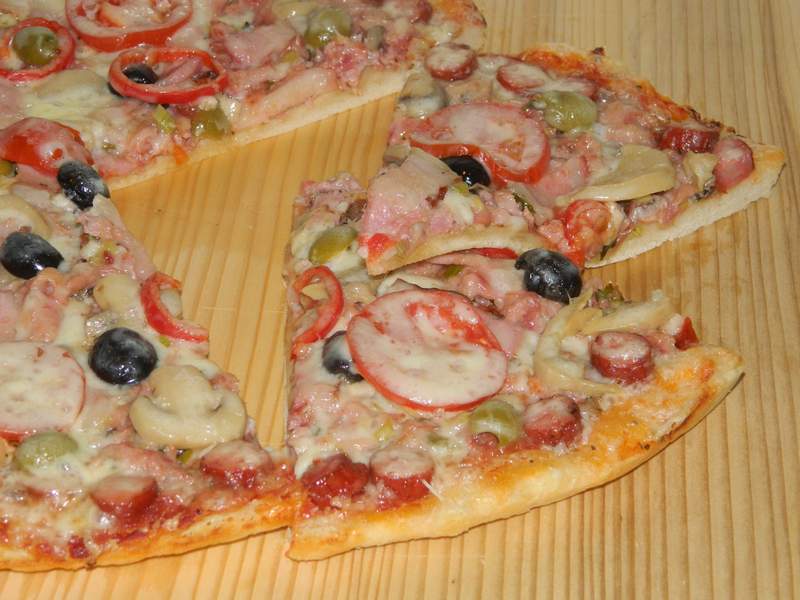 Pizza cu carne de porc si ciolan