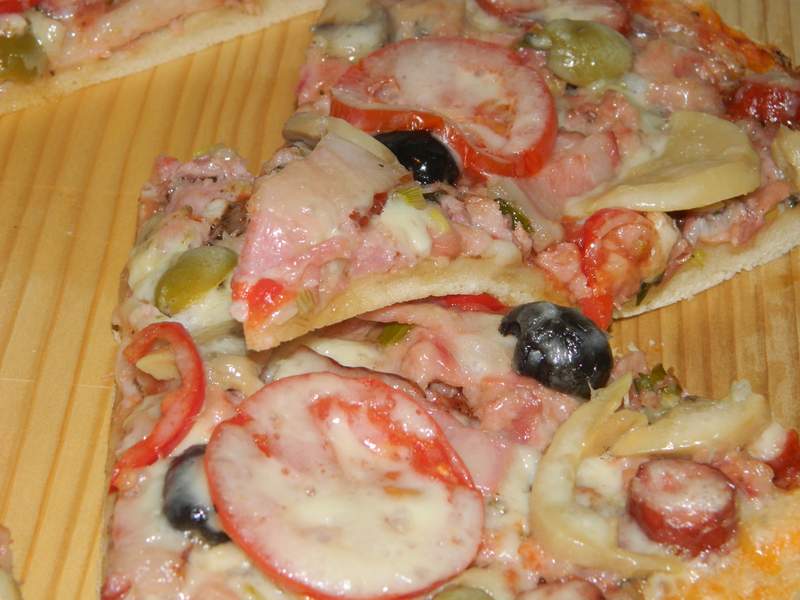 Pizza cu carne de porc si ciolan