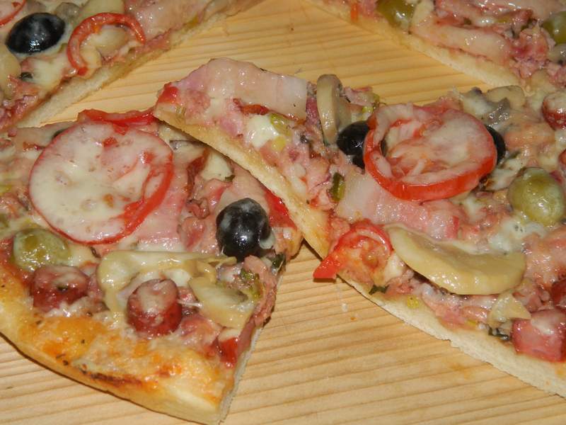 Pizza cu carne de porc si ciolan