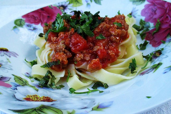 Fettuccine cu rosii si carnati