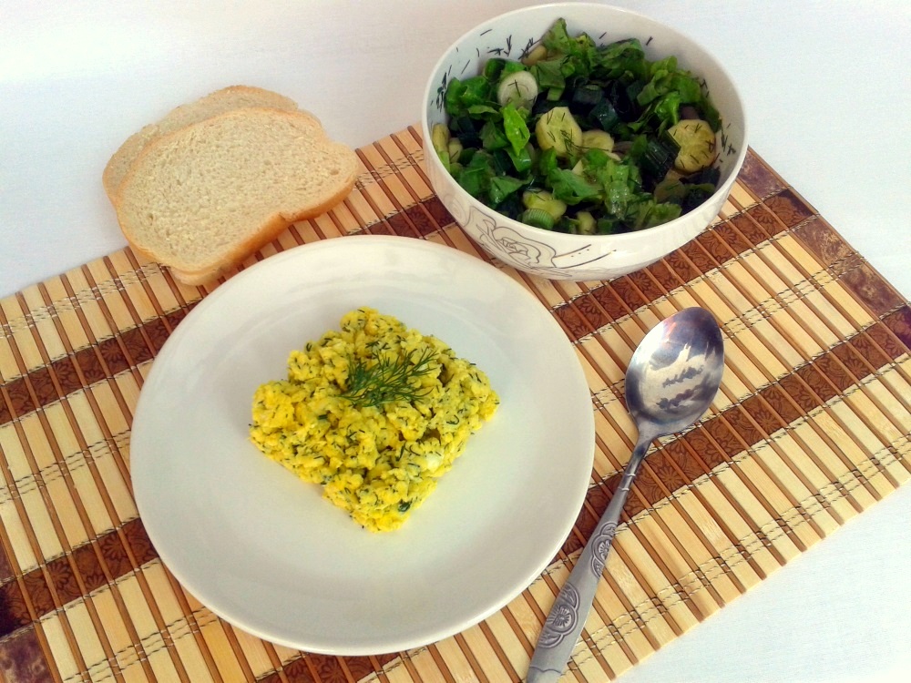 Omleta cu branza si marar servita cu salata verde