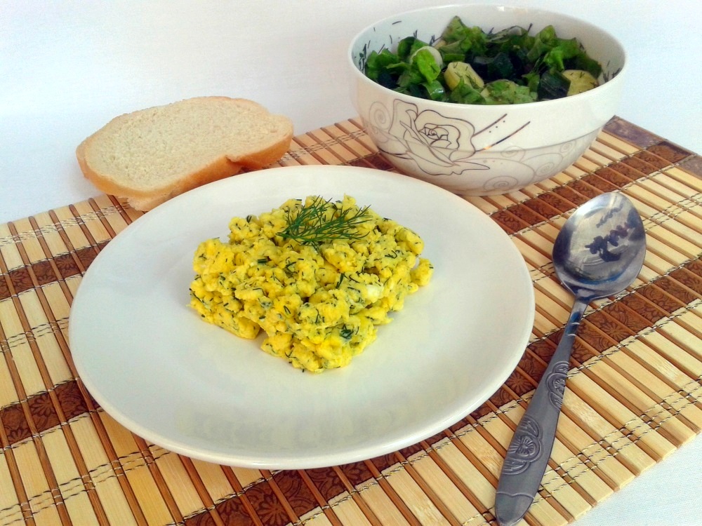 Omleta cu branza si marar servita cu salata verde