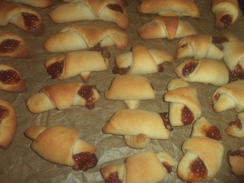 Cornulete de post cu dulceata de caise si samburi de nuca