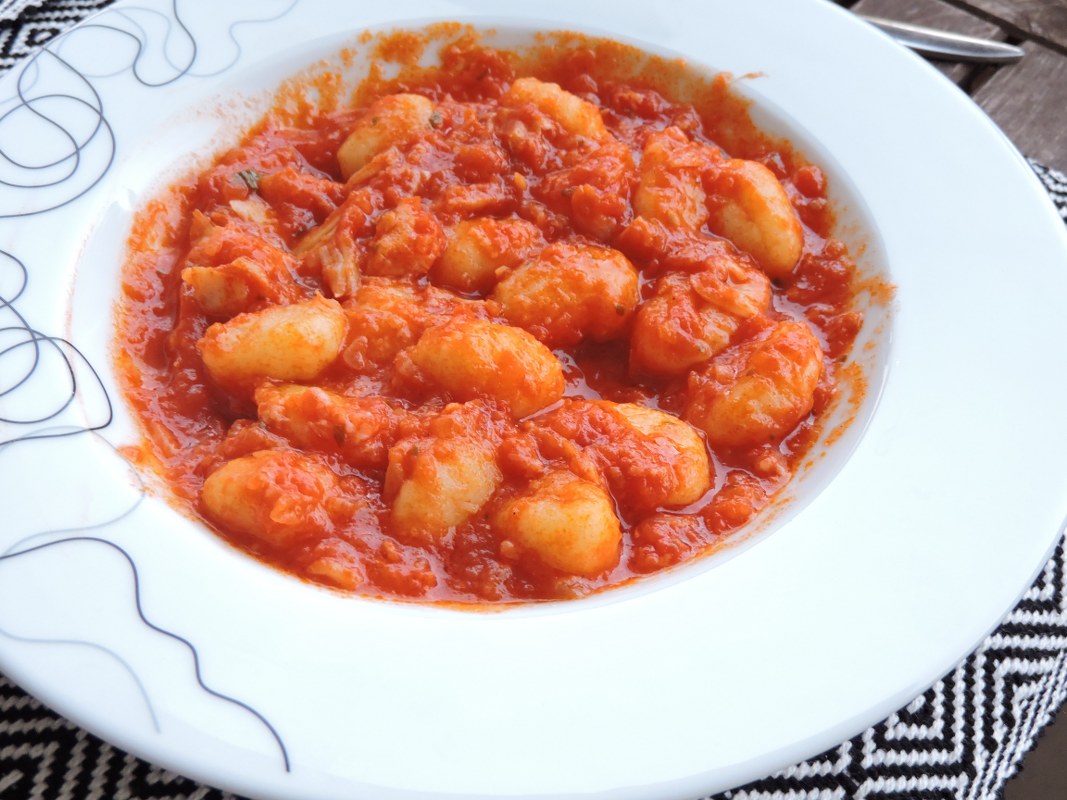 Gnocchi cu sos tomat si cod bacalhau