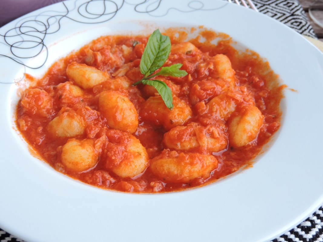 Gnocchi cu sos tomat si cod bacalhau