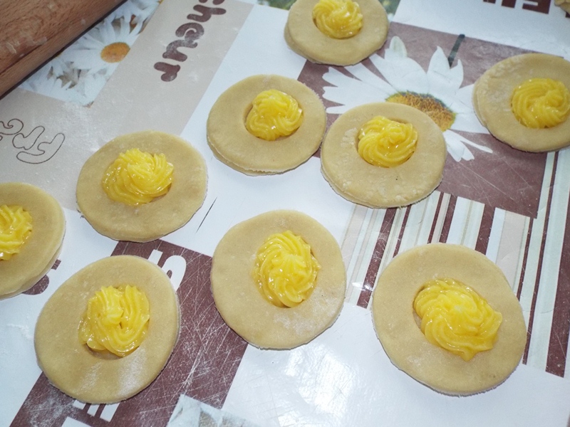 Biscuiti cu miere si lemon curd