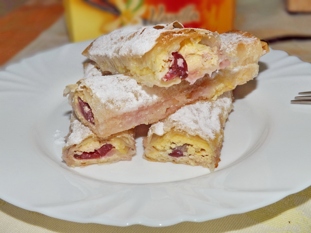 Strudel cu branza si cirese