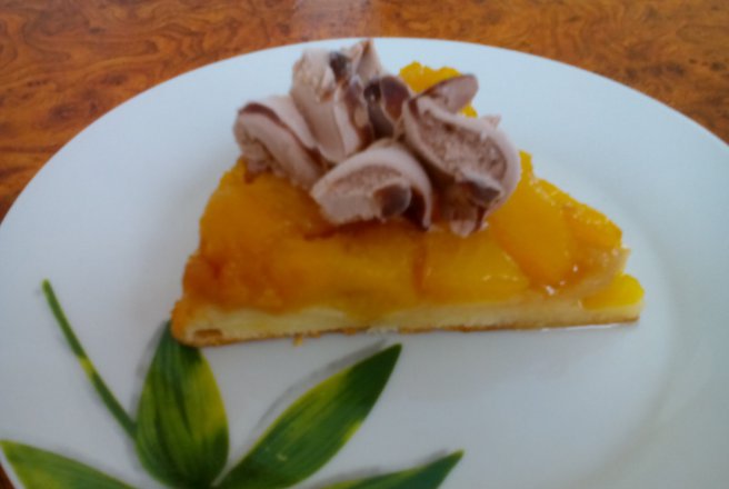 Tarta cu piersici si caramel