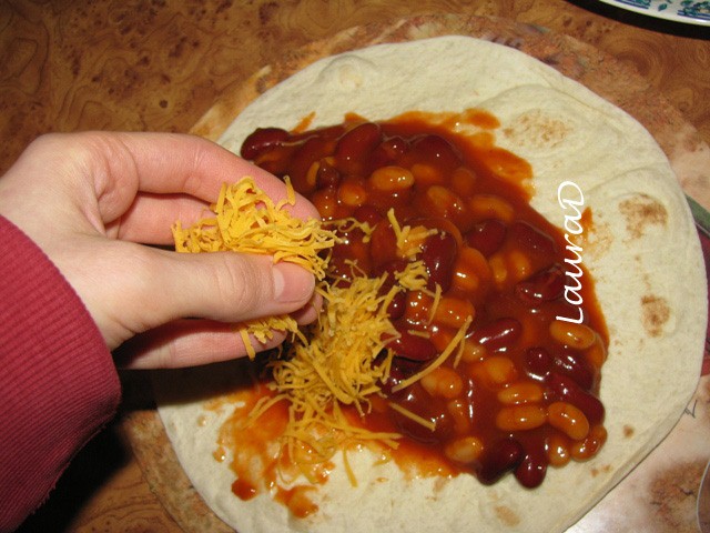 Tortillas cu fasole in sos picant si branza cheddar