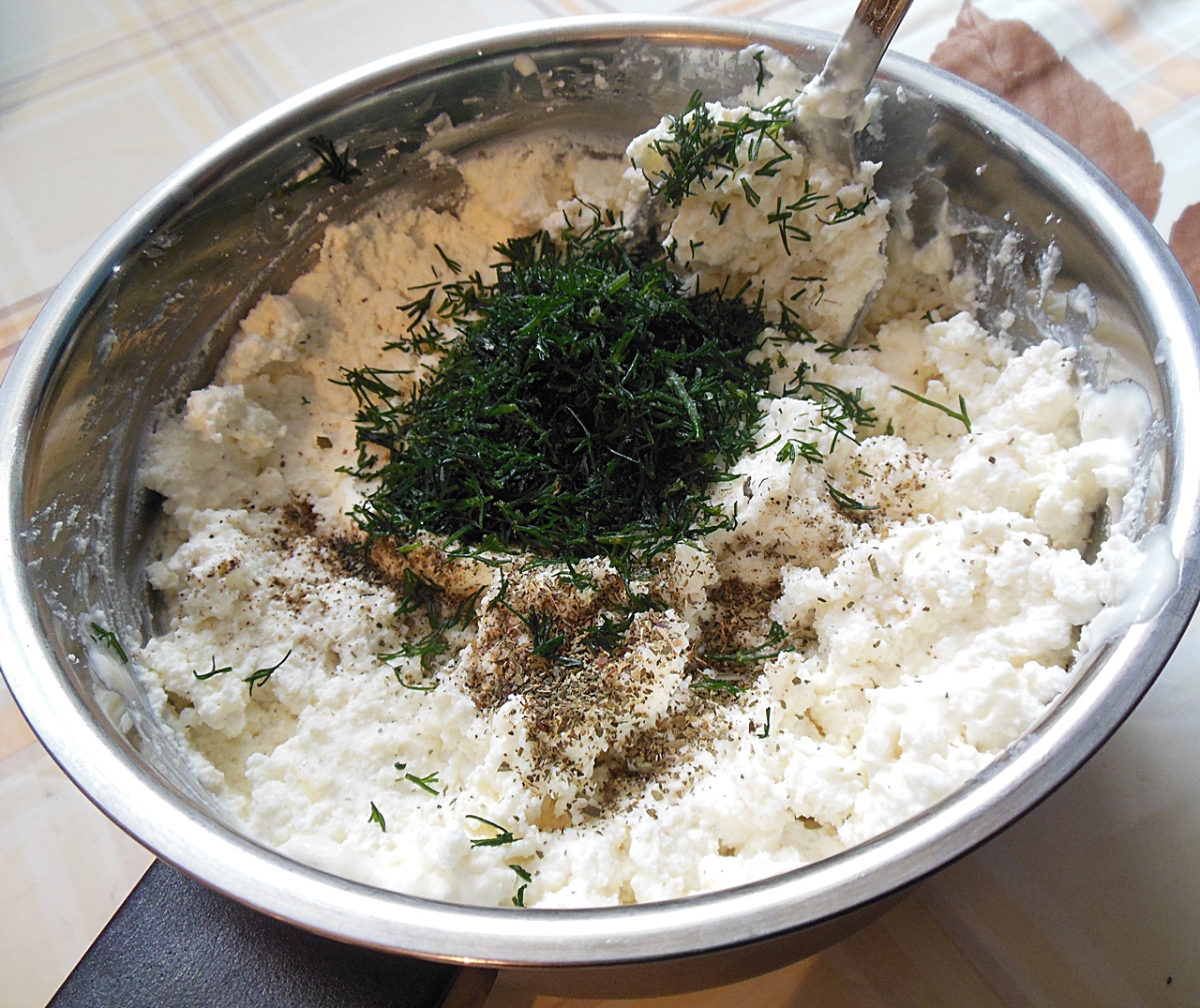 Oua umplute cu crema de urda