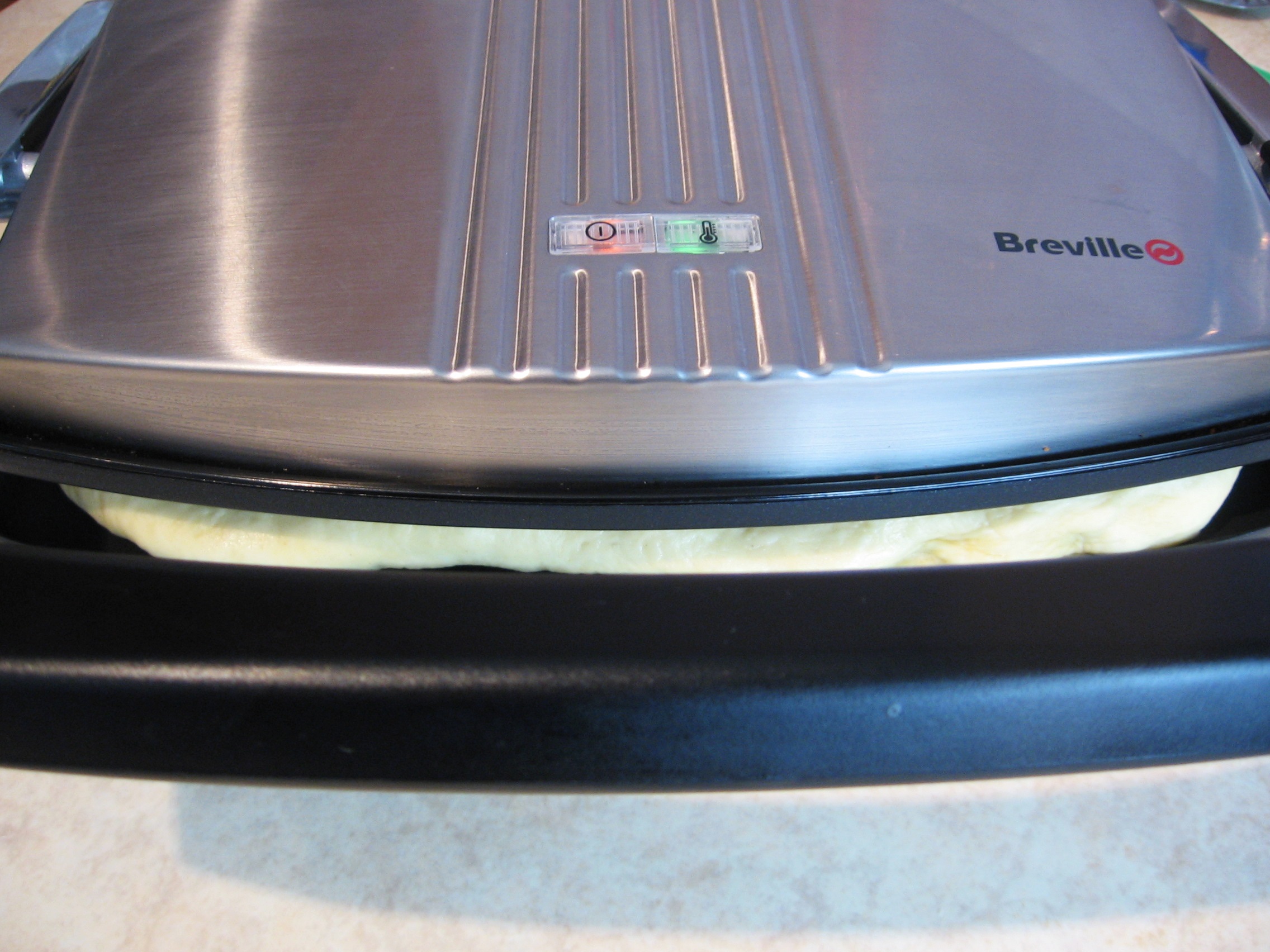 Sandwich-uri din aluat, cu omleta si alte ingrediente, la Panini Maker Breville