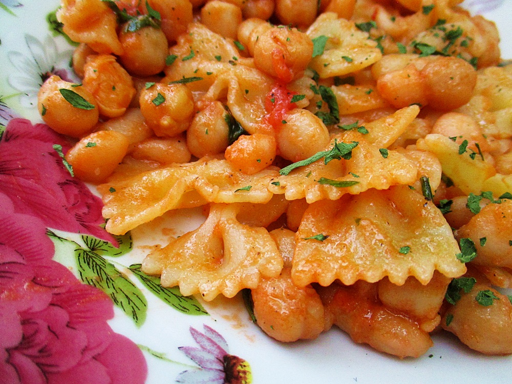 Farfalle cu fasole si naut