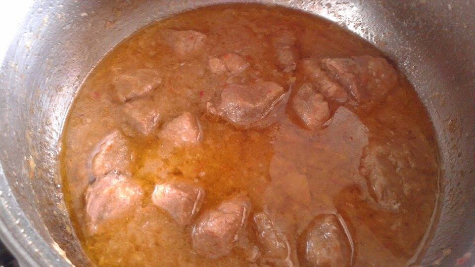 Carne de porc in sos de ceapa