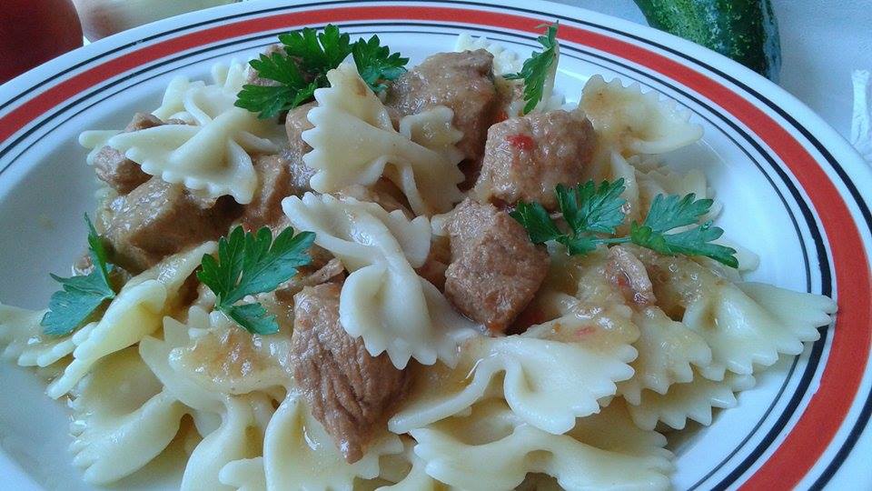 Carne de porc in sos de ceapa