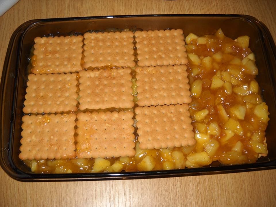 Desert prajitura cu mere, biscuiti si budinca (fara coacere)