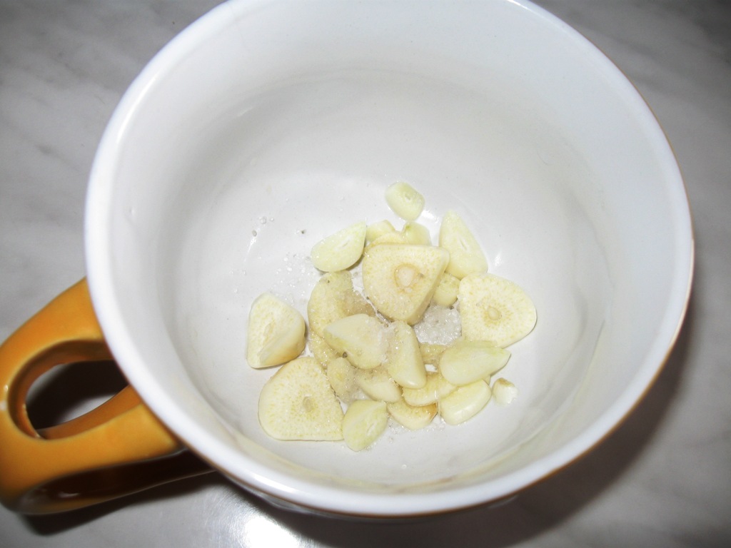 Salata de ardei copti cu usturoi