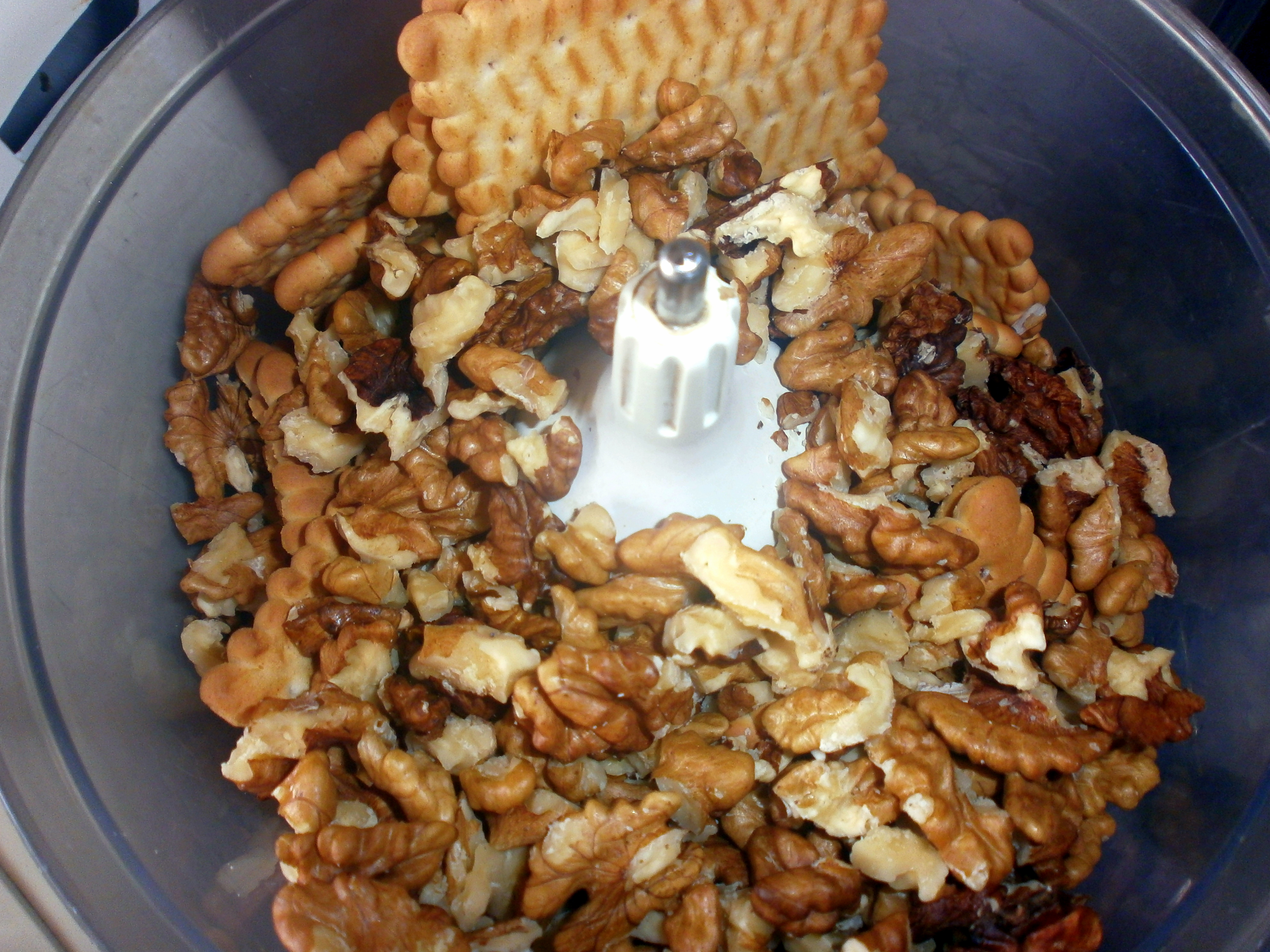 Nuci umplute cu crema de ciocolata cu nuca si biscuiti