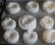 Mini Pavlova cu crema de iaurt si ciocolata-1