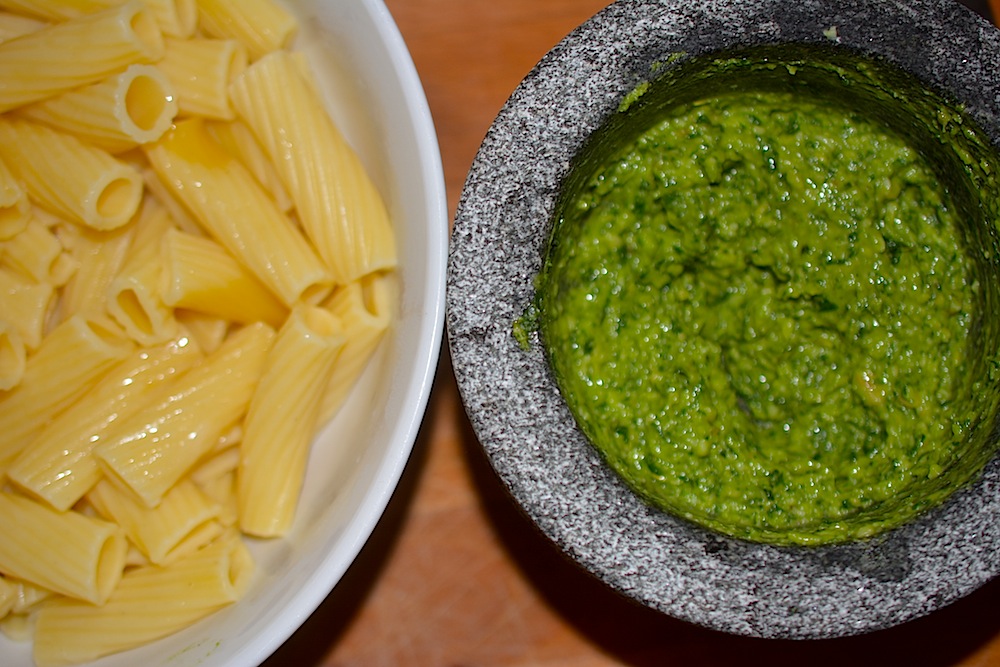 Paste cu sos pesto si pui la grill