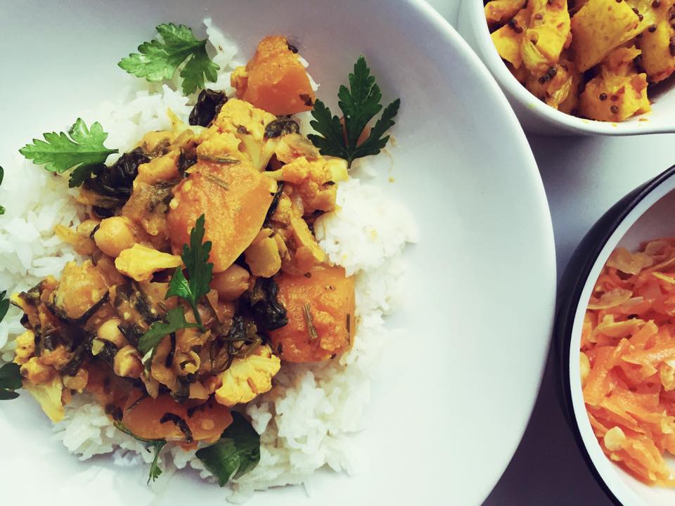 Curry vegetarian Rogan Josh cu orez cu cuisoare, salata de morcov cu midgale si lamaie picanta