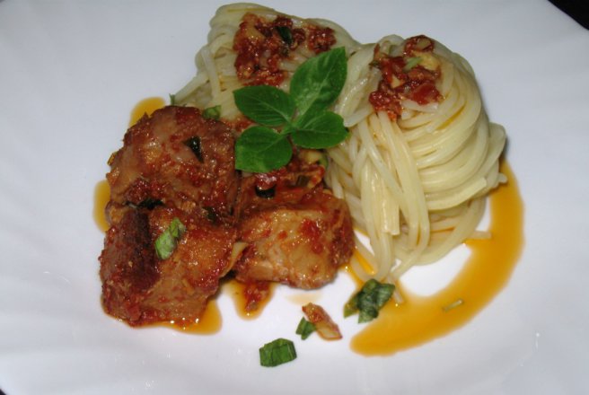 Spaghetti cu pulpă de porc în sos