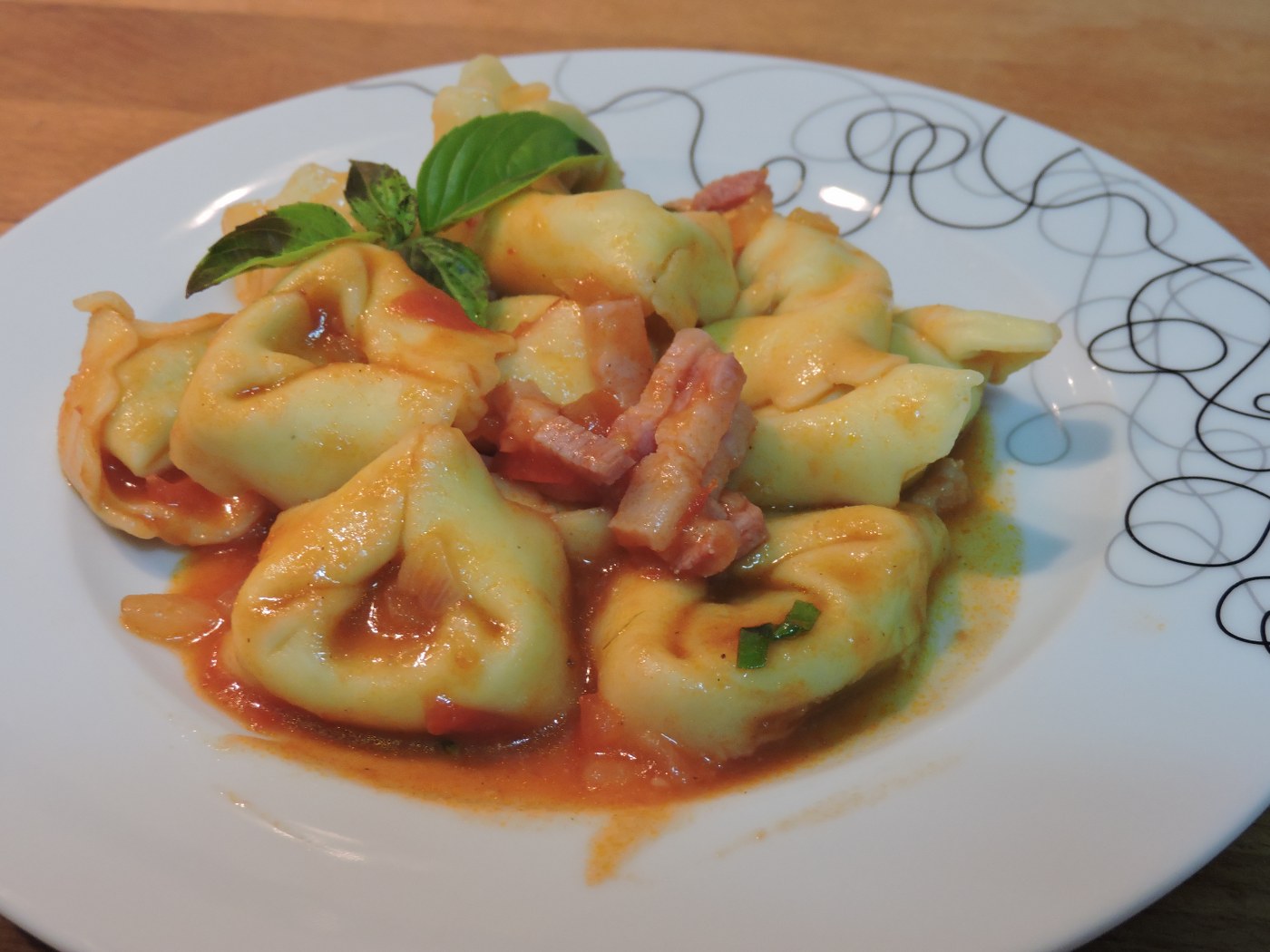 Tortellini cu sos de tomate si bacon