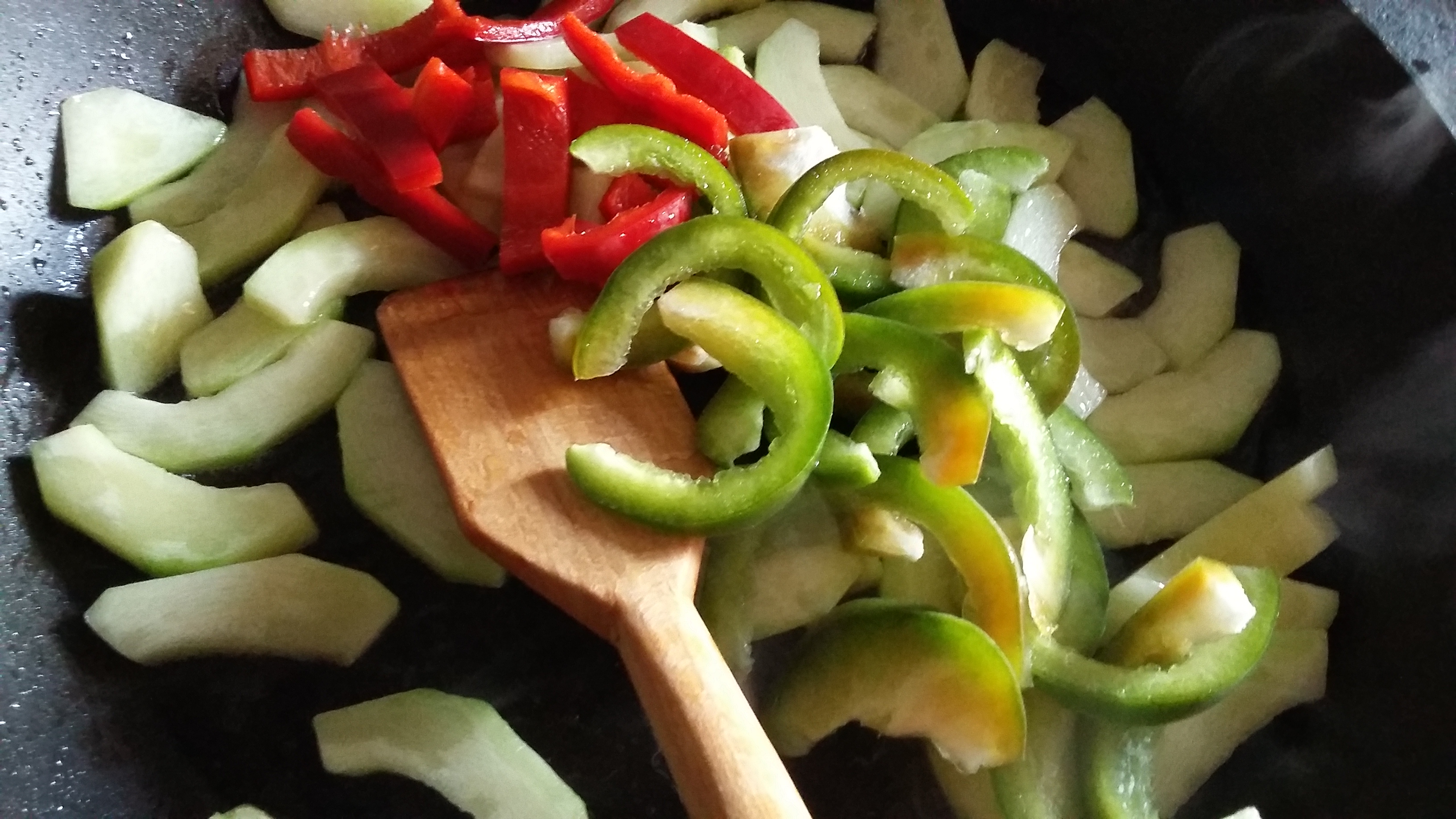 Fusilli cu legume și chilli