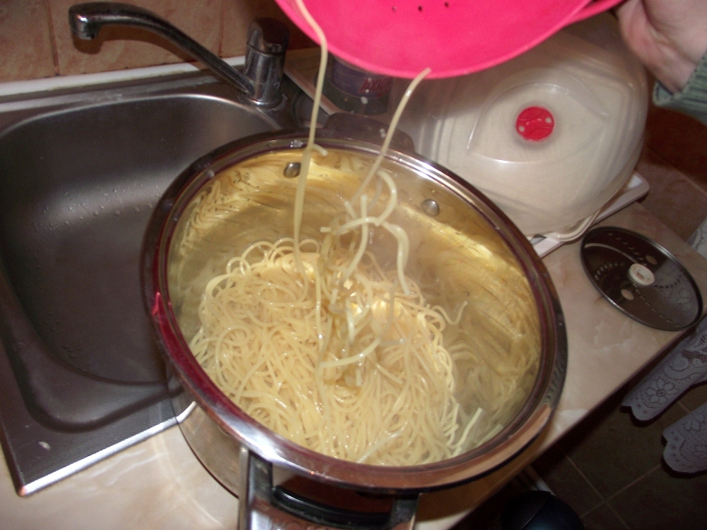 Spaghetti cu conserva din carne si sos de rosii cu usturoi