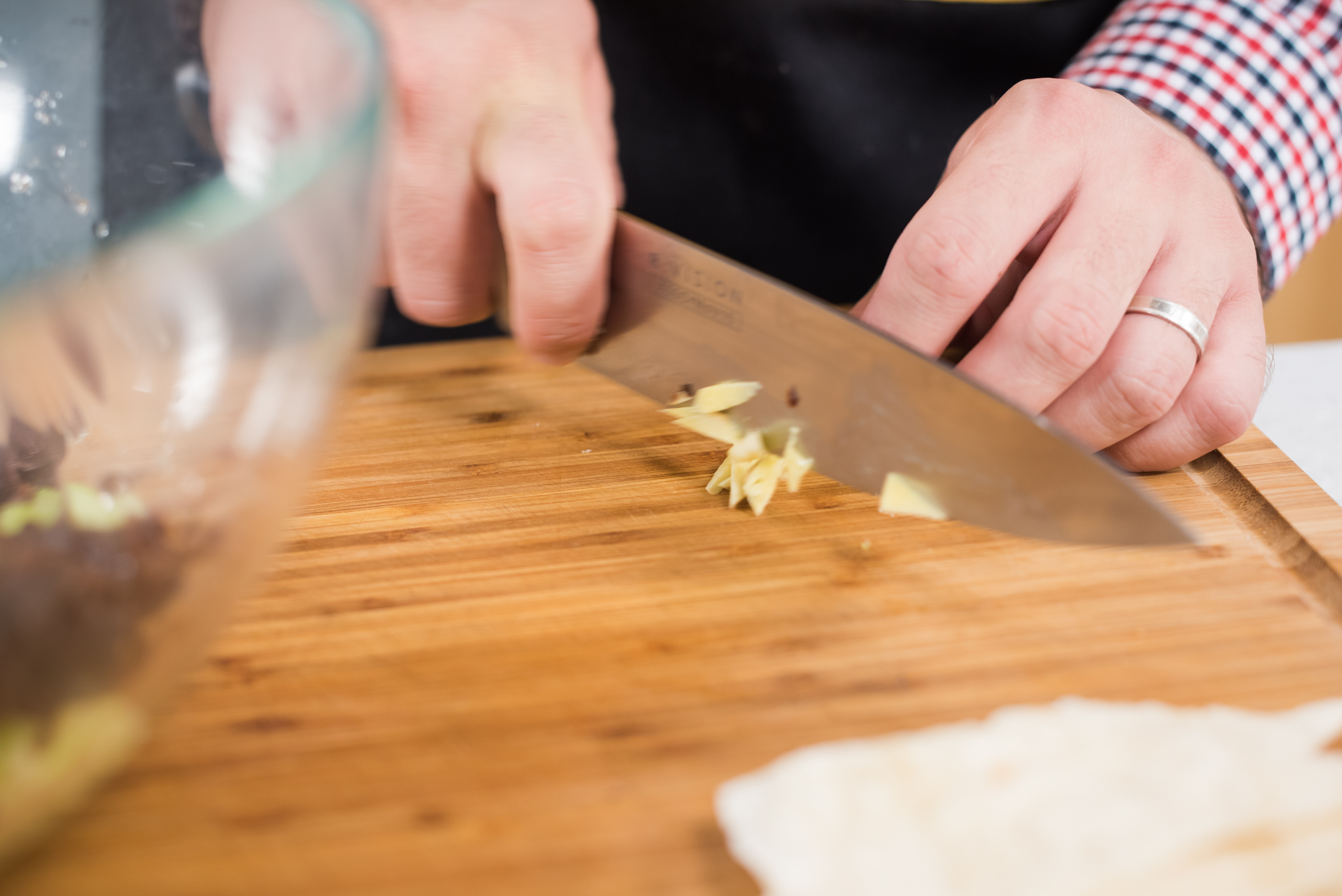 Salata cu urechi de lemn si chipsuri de tortilla cu crema de branza Delaco