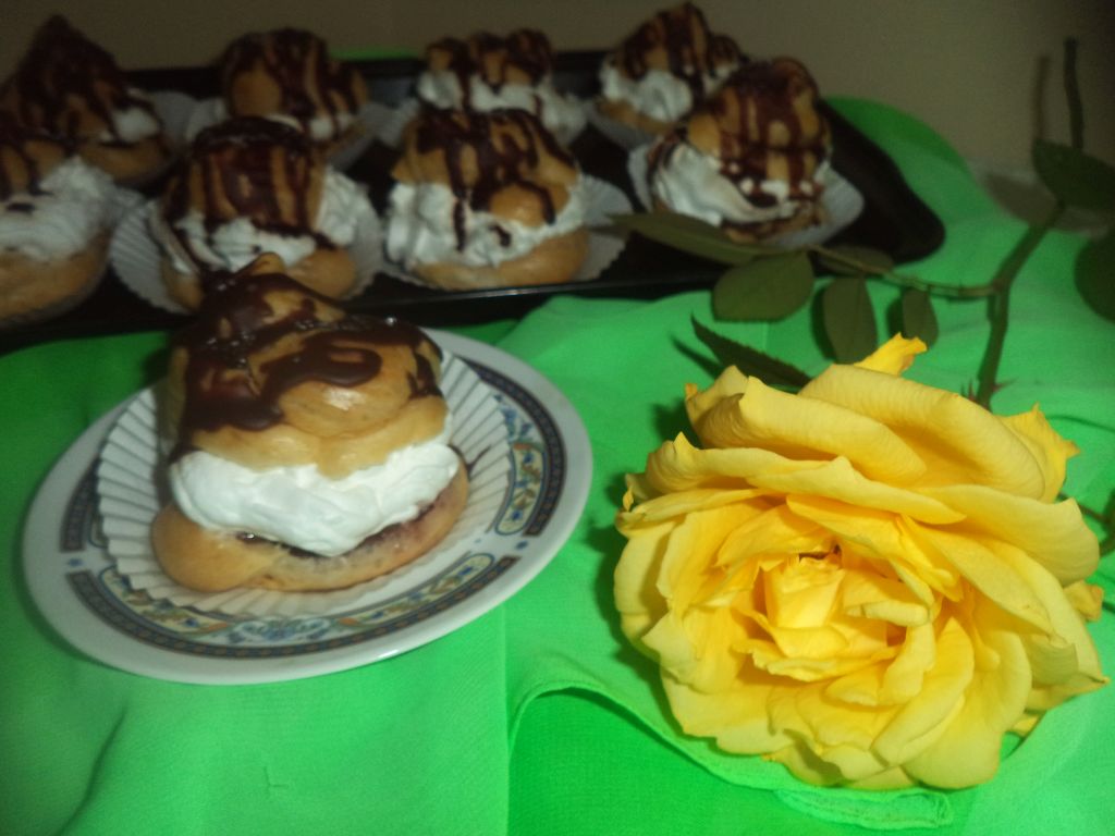 Choux a la creme cu dulceata de zmeura