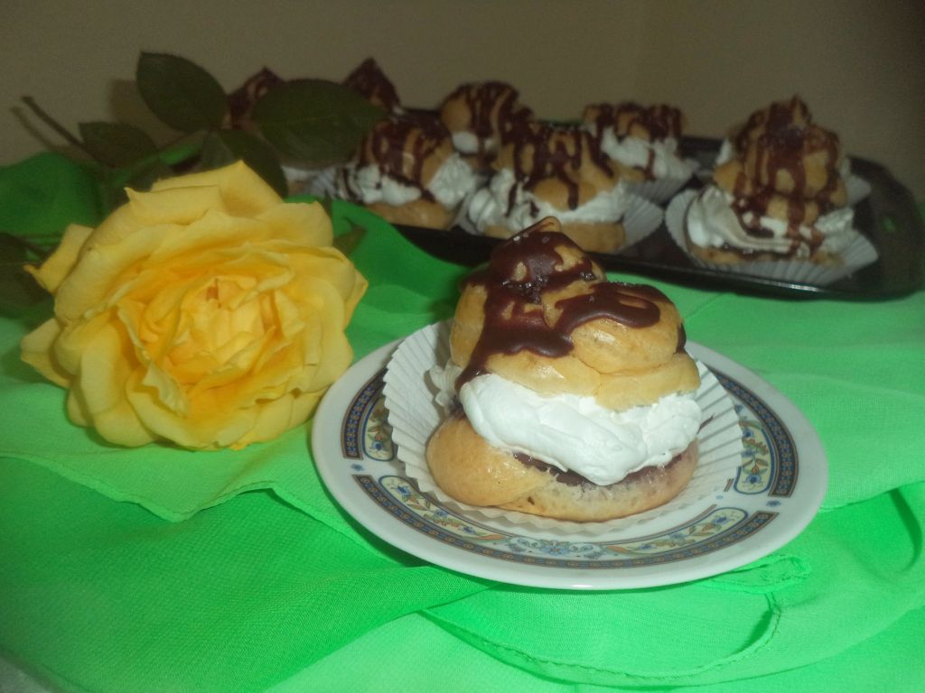 Choux a la creme cu dulceata de zmeura