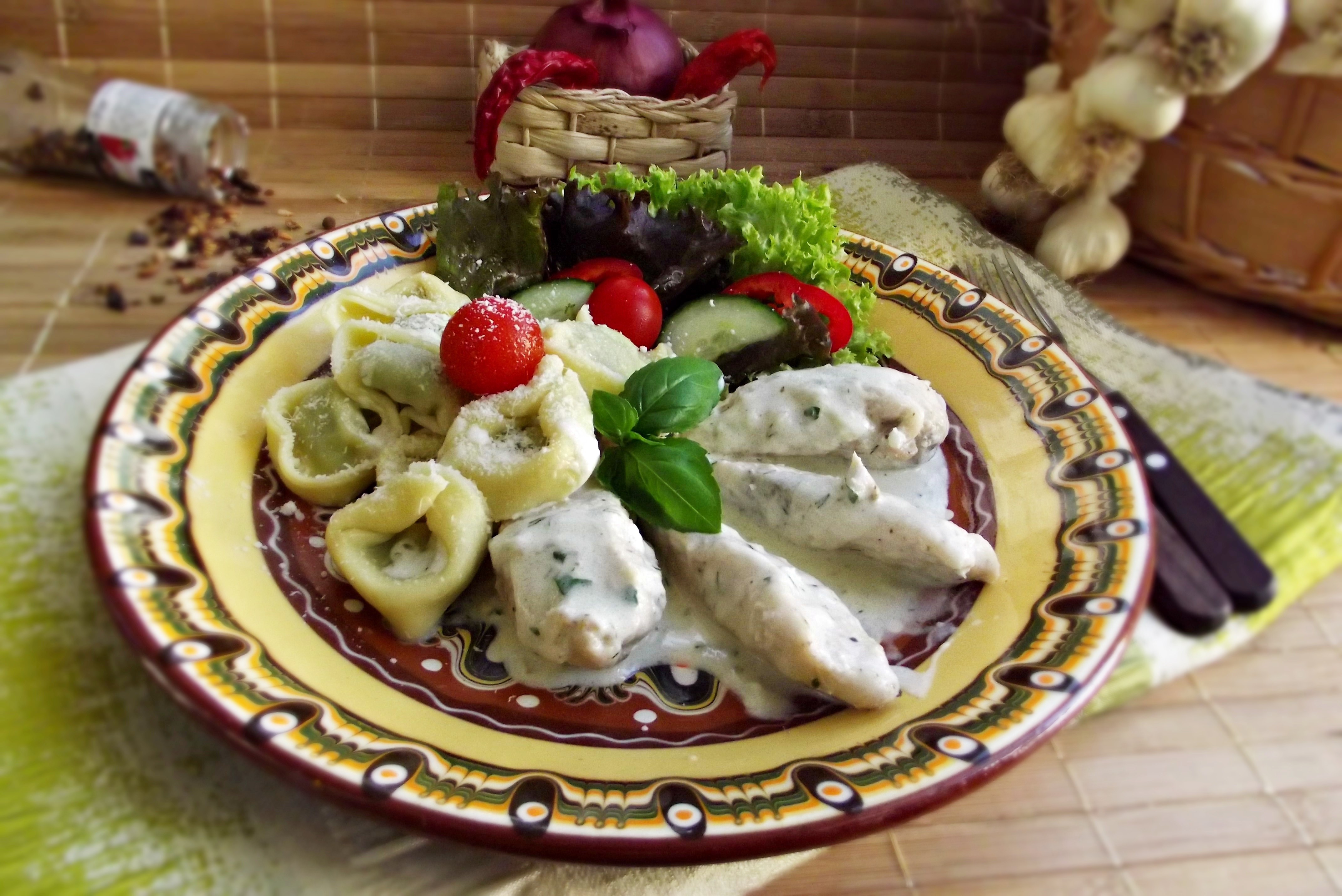 Piept de pui cu tortelloni in sos alb