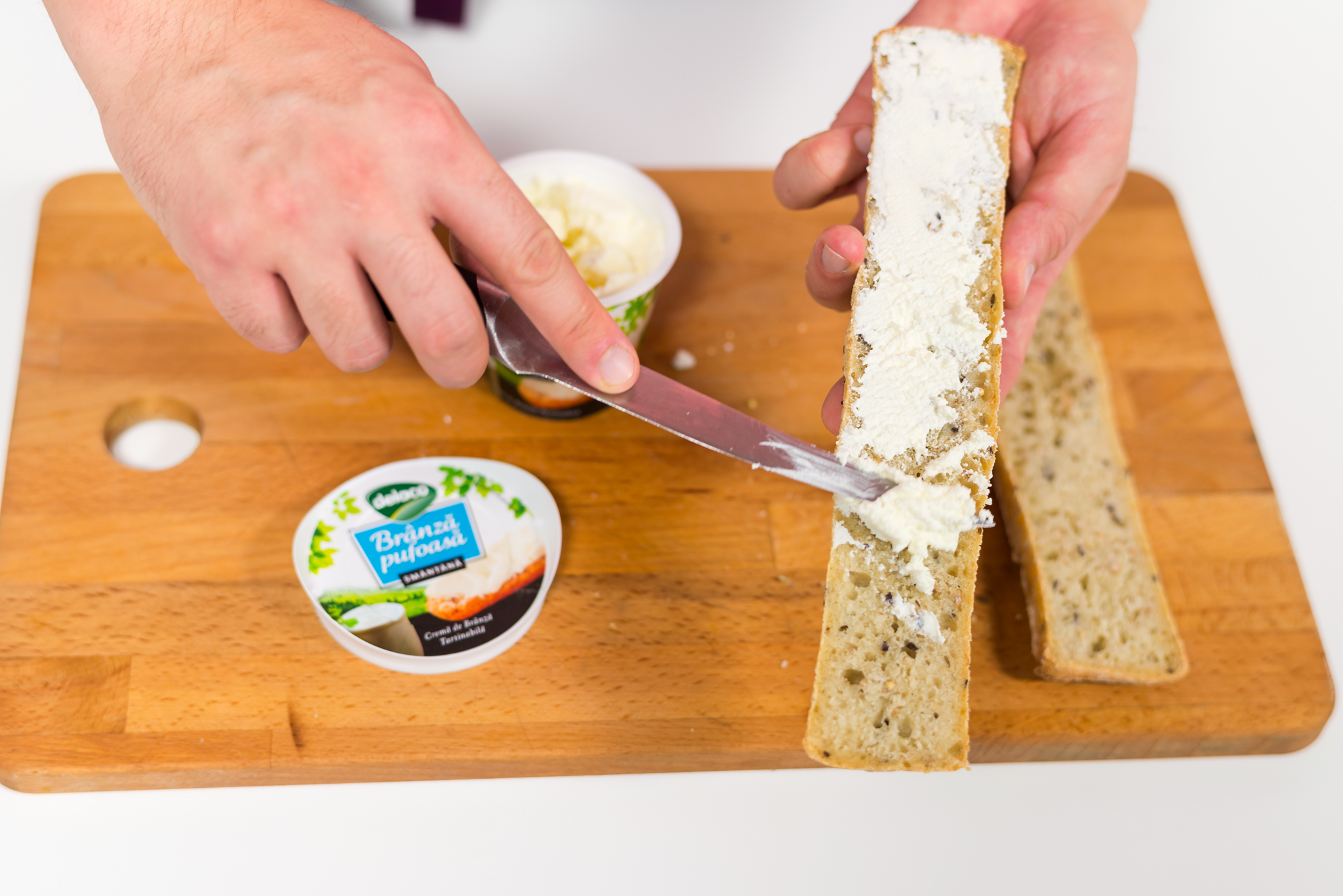 Sandwich cu crema de branza cu smantana Delaco, nuci si miere