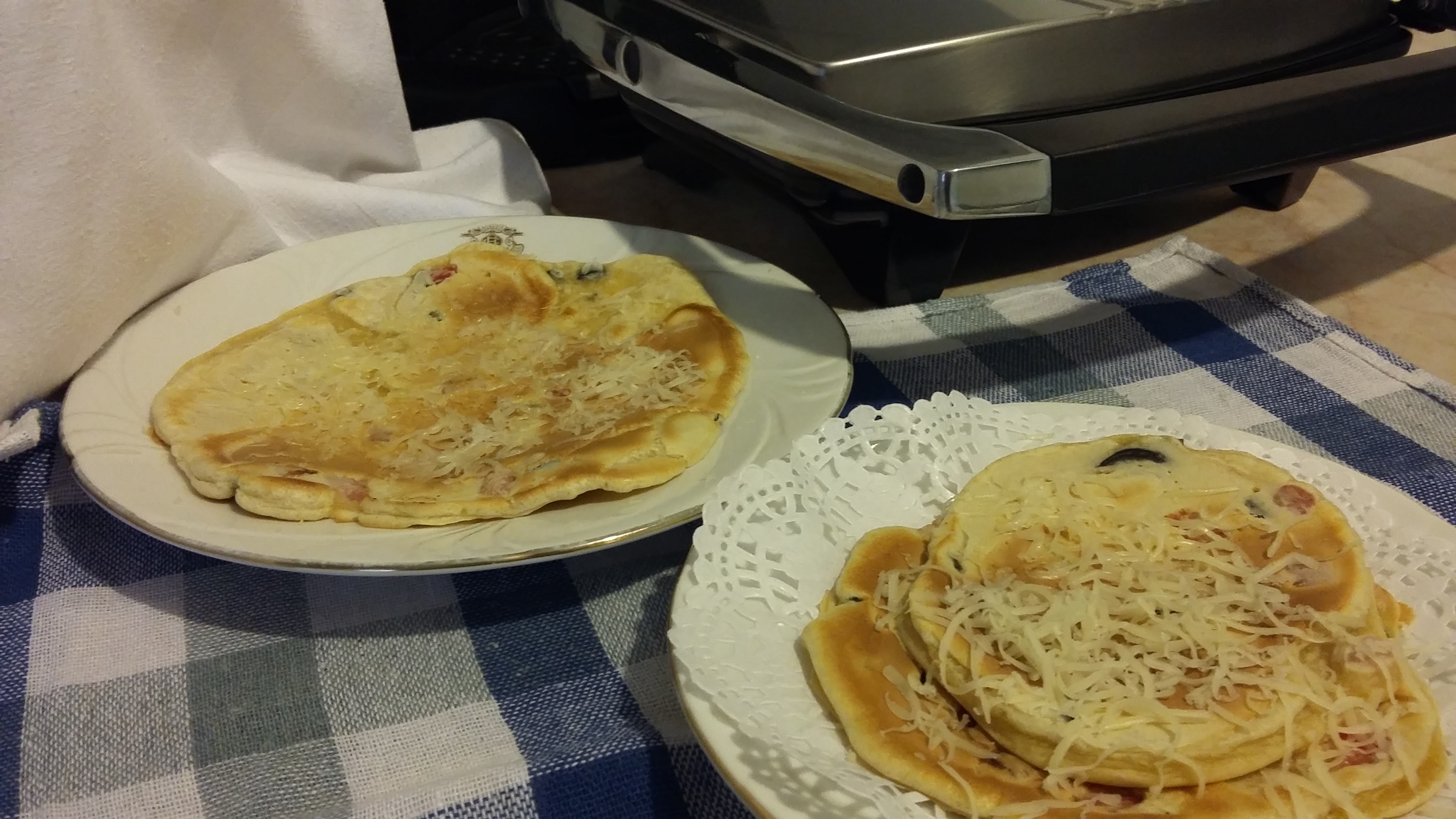 Pancakes cu sunca, ardei si masline