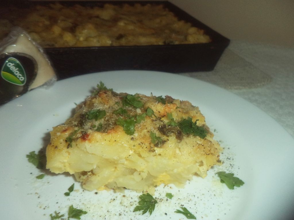 Cartofi gratinati cu branza,cascaval si parmezan Delaco