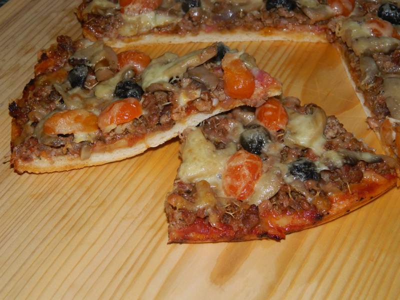 Pizza cu carne tocata