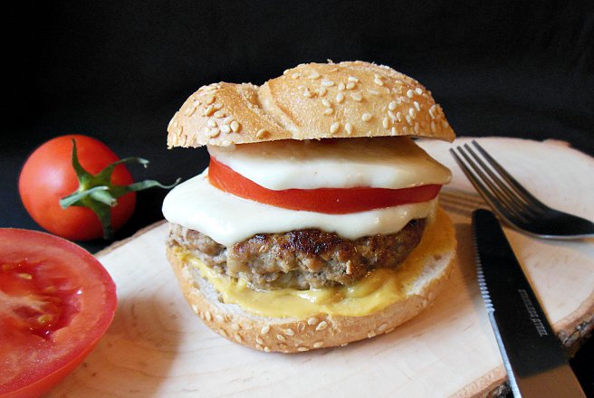 Burger cu rosii si mozzarella