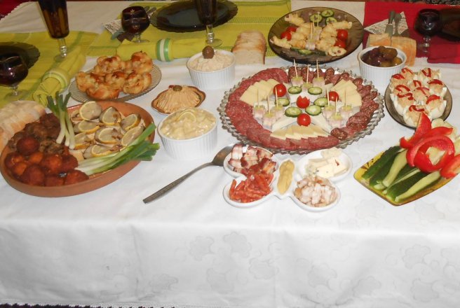 Aperitive, antreuri, mizilicuri, salate, racituri pentru masa de Craciun si Revelion