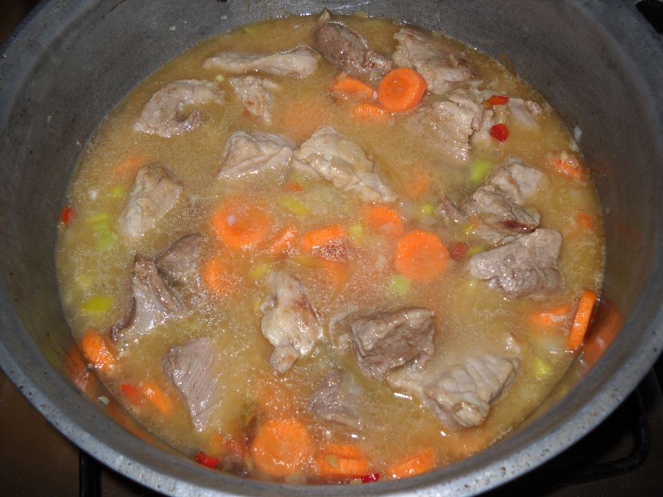 Tocanita gustoasa de cartofi cu carne de porc