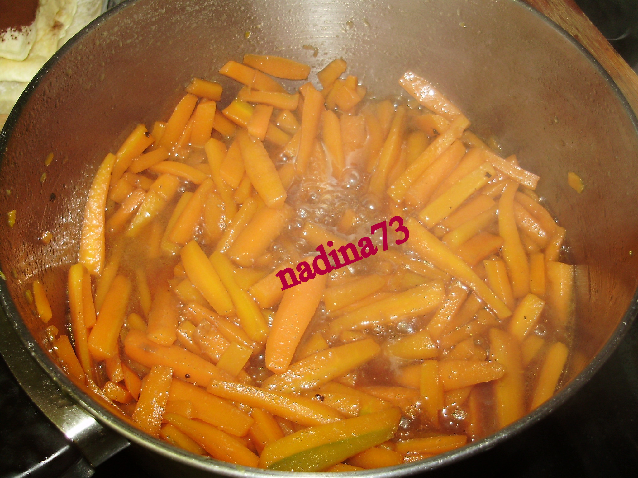 Garnitura de morcovi caramelizati in  vin