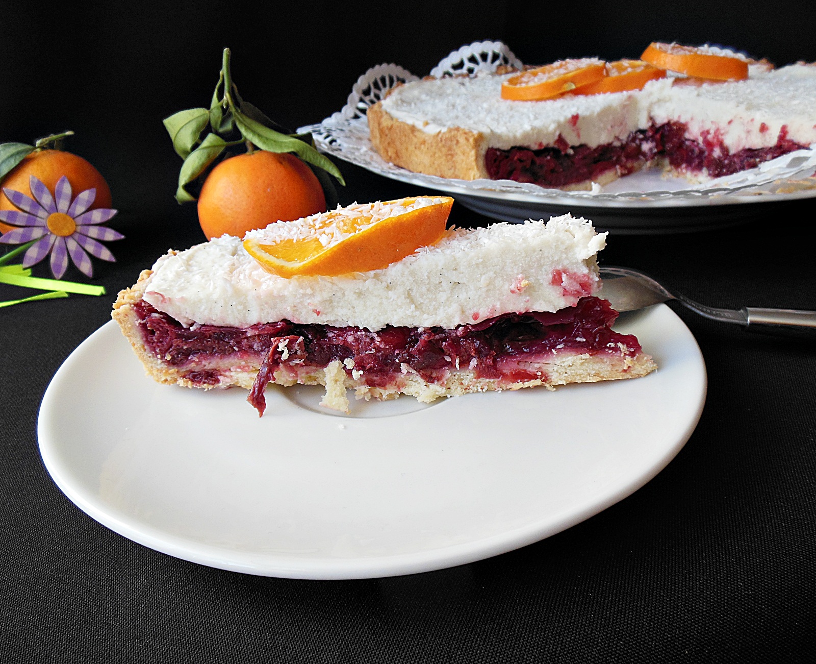 Tarta cu visine, cirese si crema cu lapte de cocos