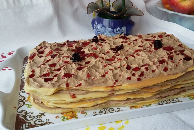 Tort de clatite cu ciocolata si fructe