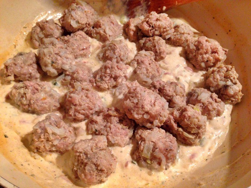 Perisoare de porc in sos de branza