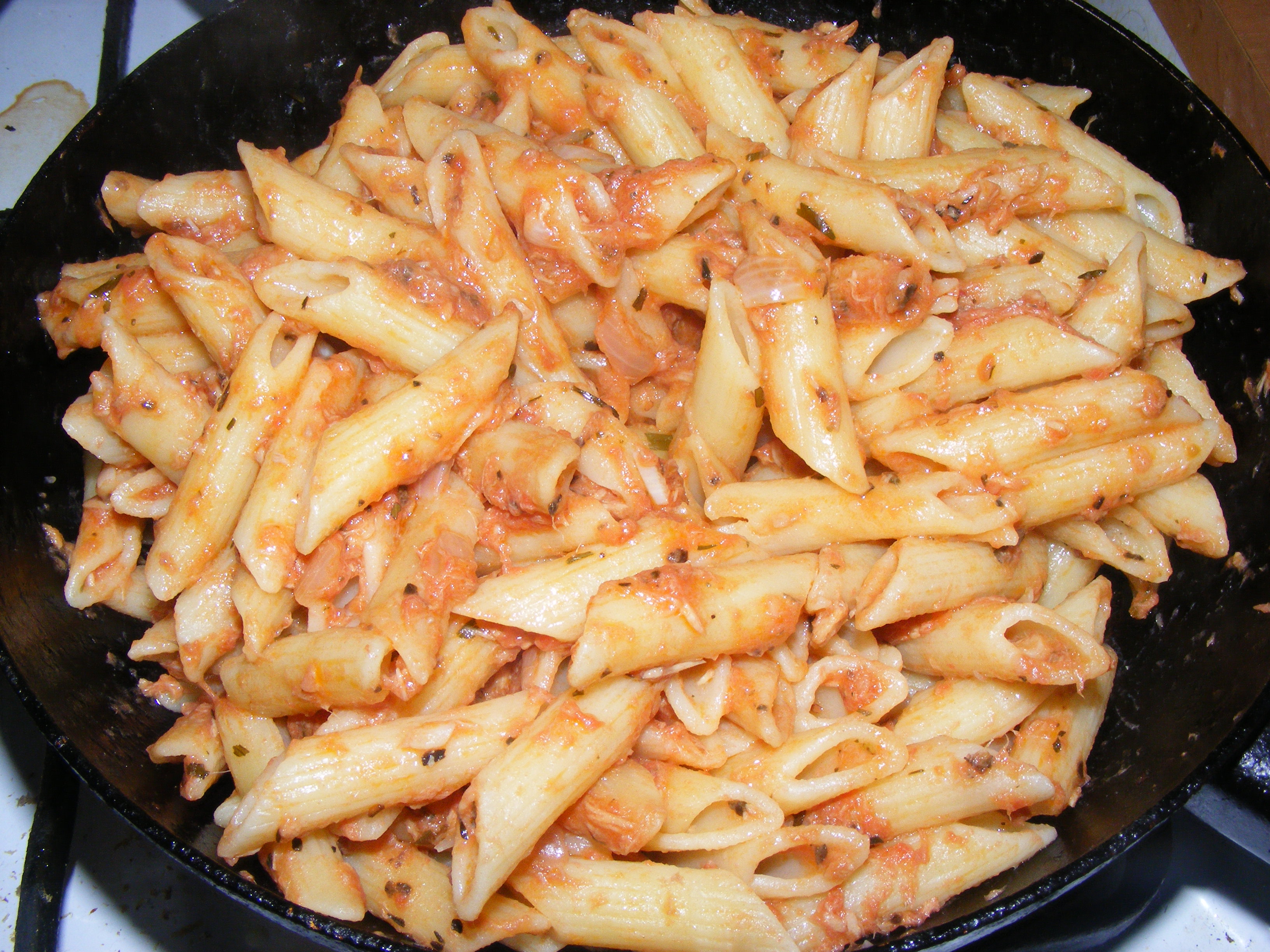 Penne cu ton si sos de rosii, o reteta delicioasa pentru fanii pastelor