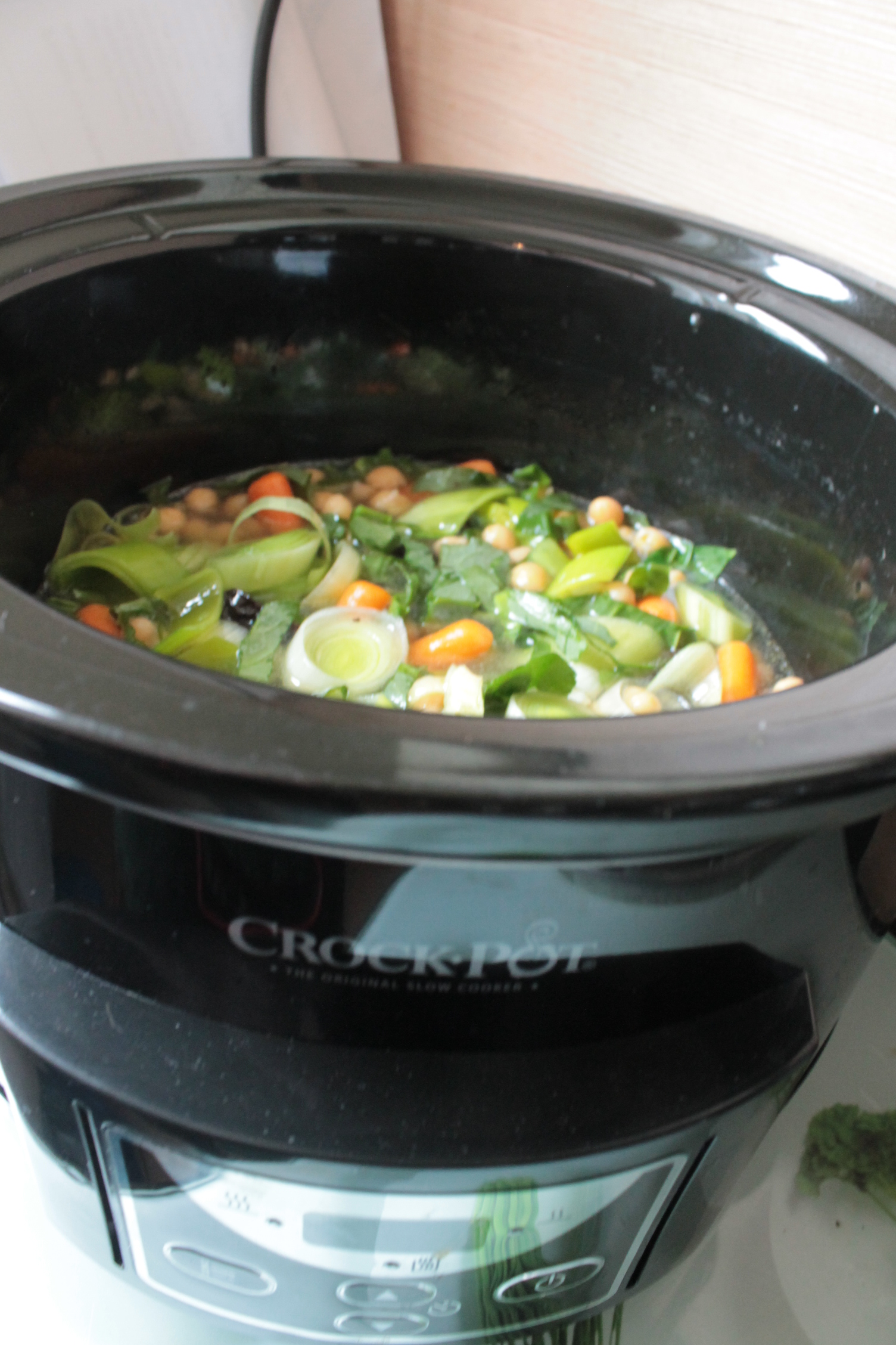 Mancare de post cu naut, legume, prune si fidea la slow cooker Crock-Pot