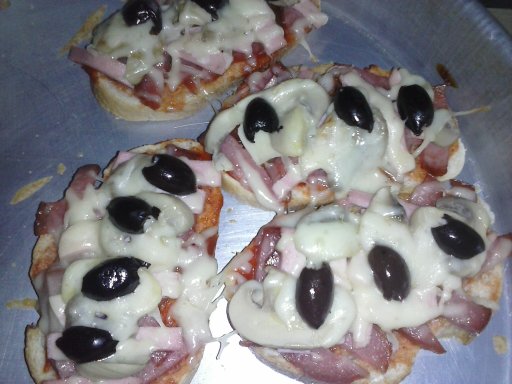 Pizza pe felii de paine